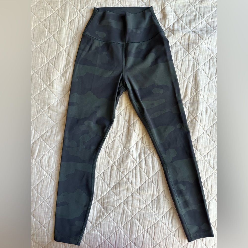ALO Yoga Vapo Dark Camouflage Leggings